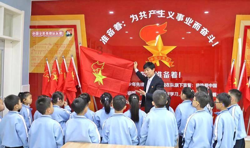 法国农民不满生产境遇 驾拖拉机“围困”巴黎